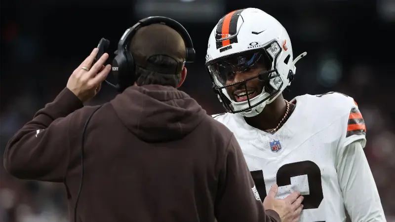 Скип Бэйлесс утверждает, что Кевин Стефански вынужден выпускать на поле Шедура Сандерса из-за «безумного» друга Дейона Сандерса.