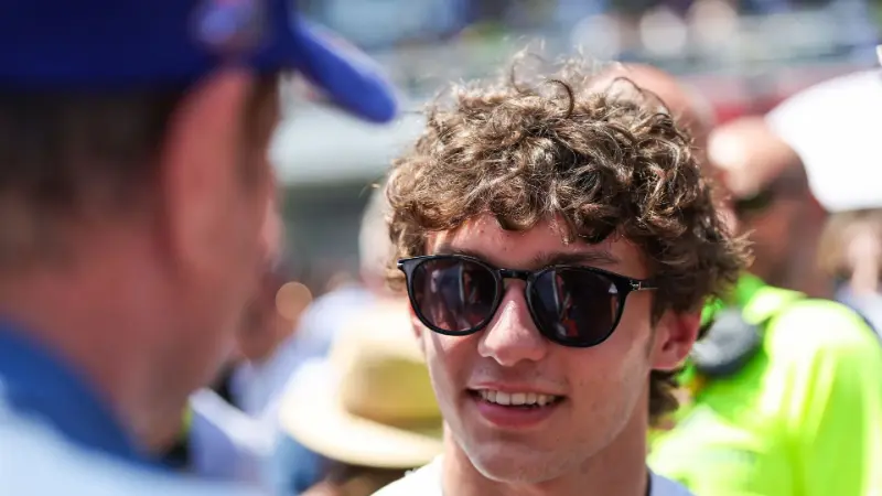 Кими Антонелли, судя по всему, расчувствовался, обнимая лидера чемпионата MotoGP Марко Беццекки после его победы на Гран-при Италии.