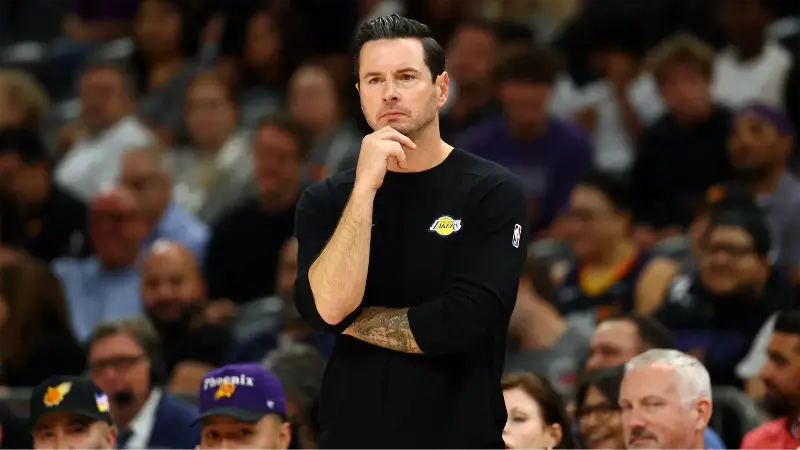 Обновление состава «Лейкерс»: команда расстаётся с перспективным защитником и ещё тремя игроками в преддверии матча-открытия сезона.