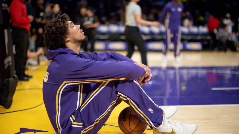 «Лейкерс» постигла очередная неудача: 7-футовый центровой выбыл из-за тяжёлого удара в матче против «Блэйзерс».