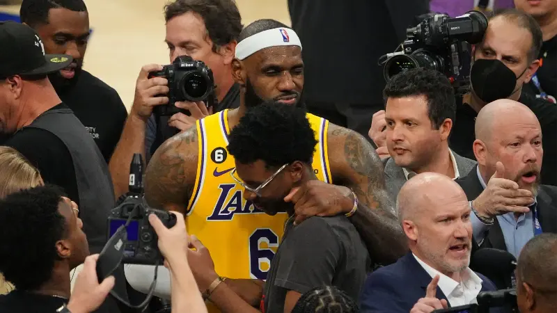 Шанс Леброна Джеймса сыграть с Брайсом Джеймсом в 2026 году поставлен под угрозу из-за возможного пропуска сезона.