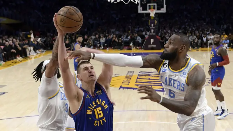 Бывший одноклубник Леброна Джеймса категорически не согласен с мнением Стэна Ван Ганди, назвавшего Николу Йокича величайшим игроком.