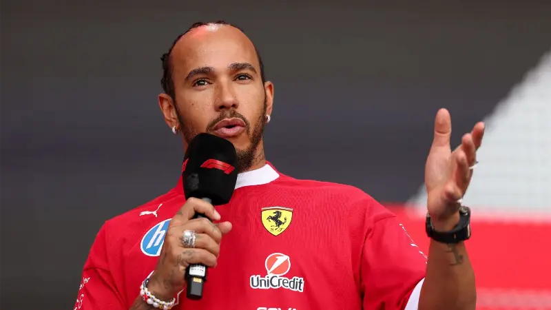 Льюис Хэмилтон высказался о трудностях в начале сотрудничества с Ferrari, в то время как он побил нежелательный рекорд 40-летней давности.