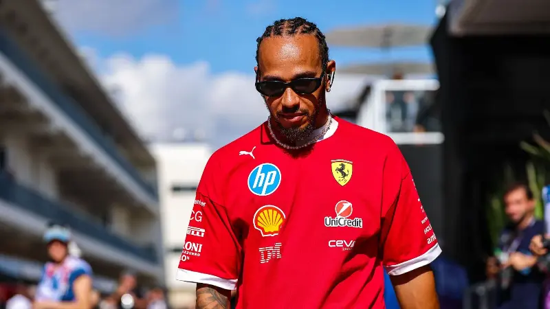 Высказывание Джона Элканна с призывом «меньше говорить», предположительно, было адресовано Льюису Хэмилтону.