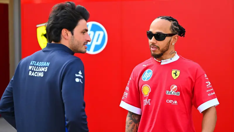 «Пилот с большим эго, возможно, просто разнес бы Ferrari», - Сайнс о своей замене на Хэмилтона.