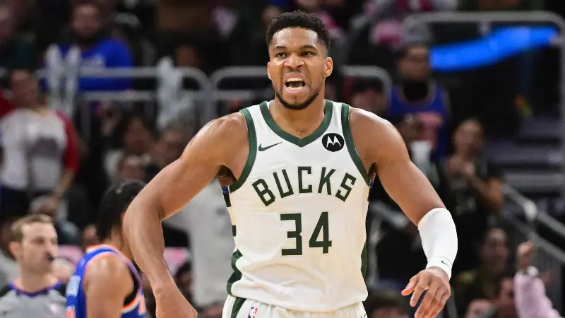 Отчёт о травмах «Милуоки Бакс»: Яннис Адетокунбо снова в списке, а защитник с контрактом на 10 524 700 долларов пропустит матч против «Уорриорз».