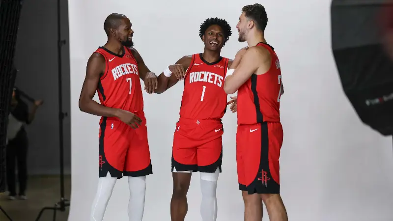 «Виноват, Кей Ди», - Амен Томпсон в забавной манере сгладил неловкую ситуацию с Кевином Дюрэнтом после своей шутки о его возрасте.