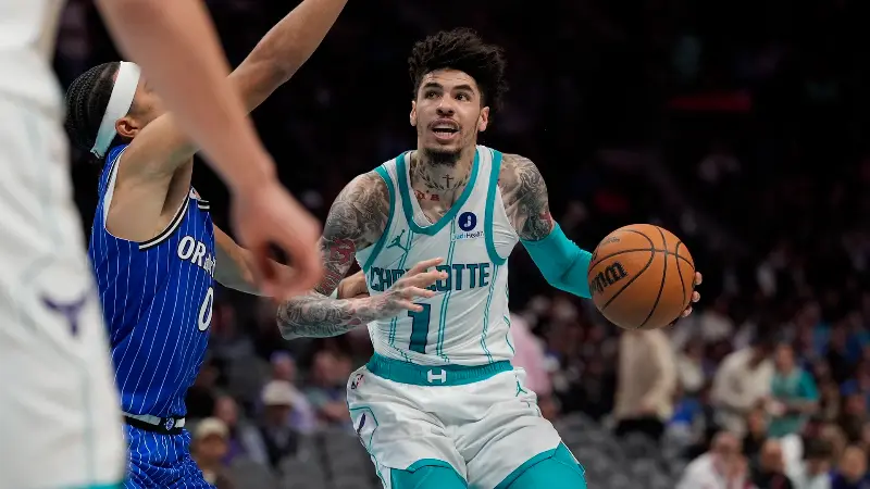 Новости обменов НБА: Руководители клубов выражают серьёзную обеспокоенность предполагаемым отсутствием у Ламело Болла приверженности делу, сравнивая его ситуацию с Джа Морантом и Зайоном Уильямсоном.