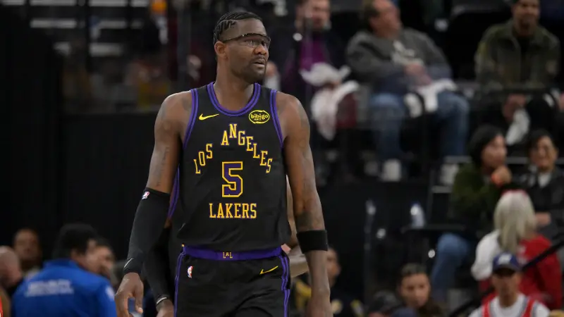 Слухи об обменах в НБА: «Лос-Анджелес Лейкерс» могут рискнуть и обменять Деандре Эйтона, поскольку семифутовый центровой не впечатляет своей игрой.