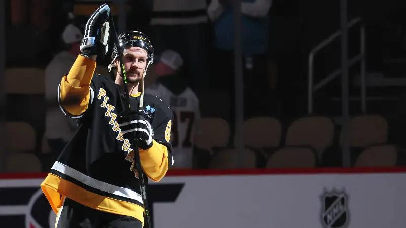 Аналитик НХЛ поделился своим мнением о возможном возвращении звездного защитника Эрика Карлссона в «Оттава Сенаторз».