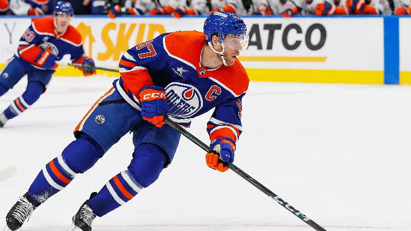 Аналитик НХЛ поделился своим мнением о «эмоциональном» Конноре Макдэвиде, звезде «Эдмонтон Ойлерз», который достиг отметки в 1000 очков в своей карьере в НХЛ.