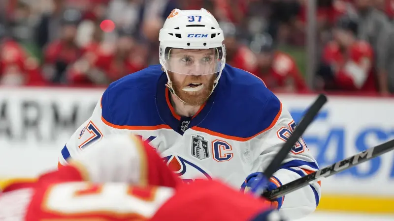 По мнению обозревателя НХЛ, Коннор Макдэвид пойдет на уступки при заключении нового крупного контракта, чтобы помочь «Эдмонтон Ойлерз» подписывать свободных агентов.