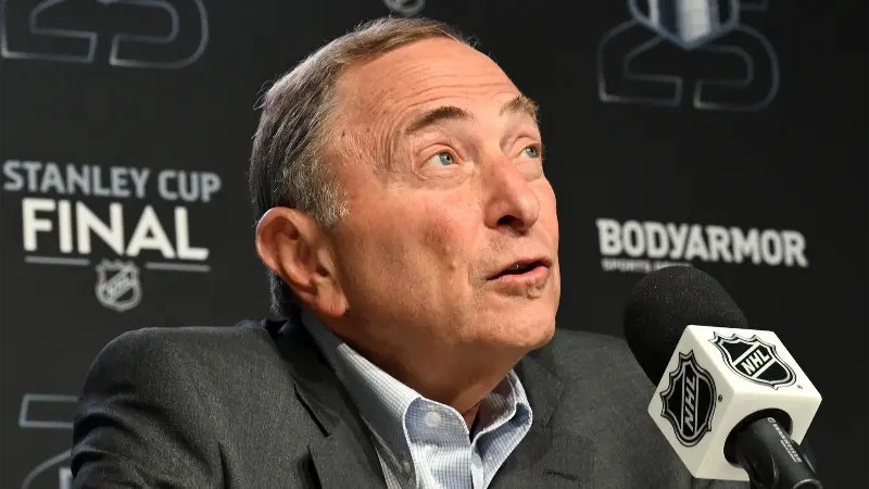 Комиссар НХЛ Гэри Беттмэн высказался о владельцах «Баффало Сейбрз» на фоне затянувшейся засухи без плей-офф, проведя параллели с клубом стоимостью 5,95 миллиарда долларов.