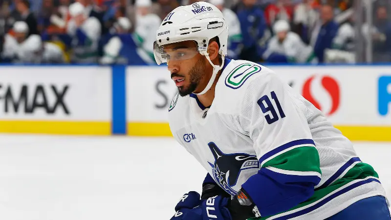 Инсайдер НХЛ бьёт тревогу из-за неубедительного старта Эвандера Кейна в «Ванкувер Кэнакс».