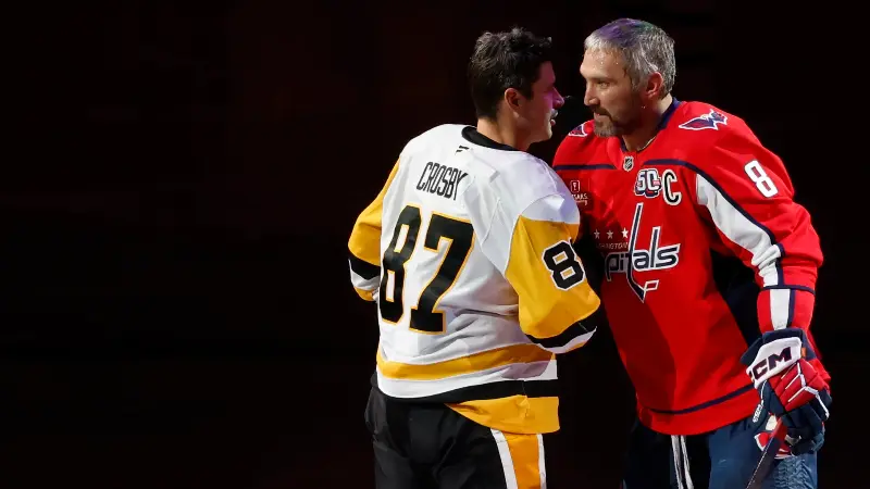 По мнению инсайдера НХЛ, недавние успехи Александра Овечкина могут повлиять на решение Сидни Кросби о своем будущем в «Питтсбург Пингвинз».