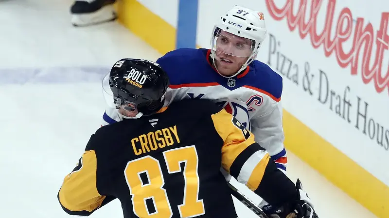 Инсайдеры НХЛ сделали свой выбор в споре о том, кто окажет «большее влияние» на Олимпиаде 2026 года — Сидни Кросби или Коннор Макдэвид.
