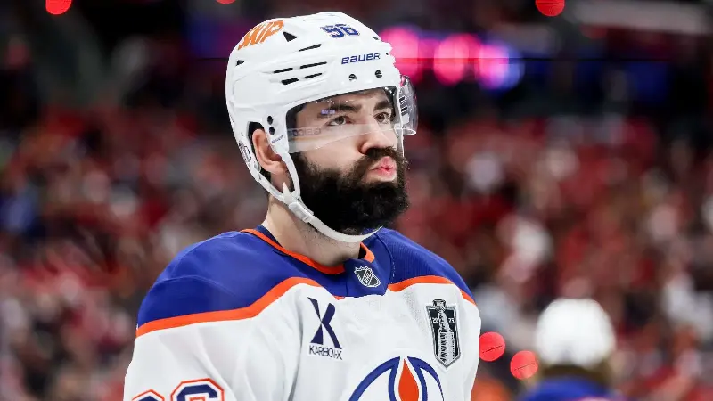 Слухи НХЛ: «Эдмонтон Ойлерз» приостановили переговоры о продлении контракта с Джейком Уолманом в ожидании критически важного решения Коннора Макдэвида.