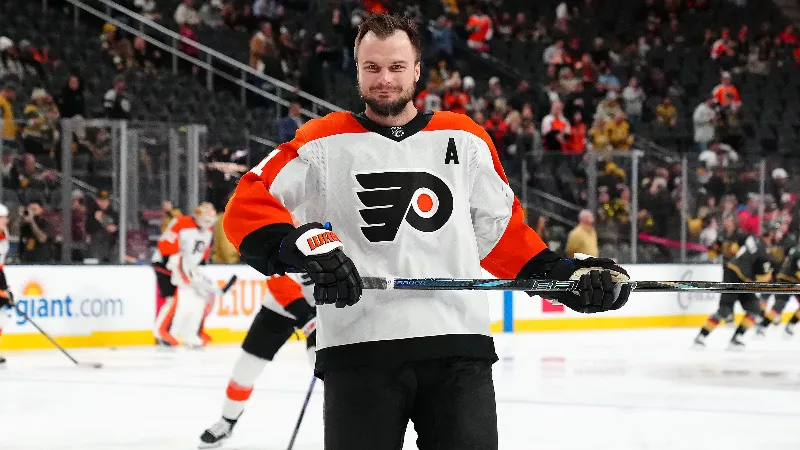 Трансферные слухи НХЛ: Инсайдер сообщил, что «Торонто Мейпл Лифс», «Виннипег Джетс» и другие команды проявляют интерес к центрфорварду «Филадельфии Флайерз»