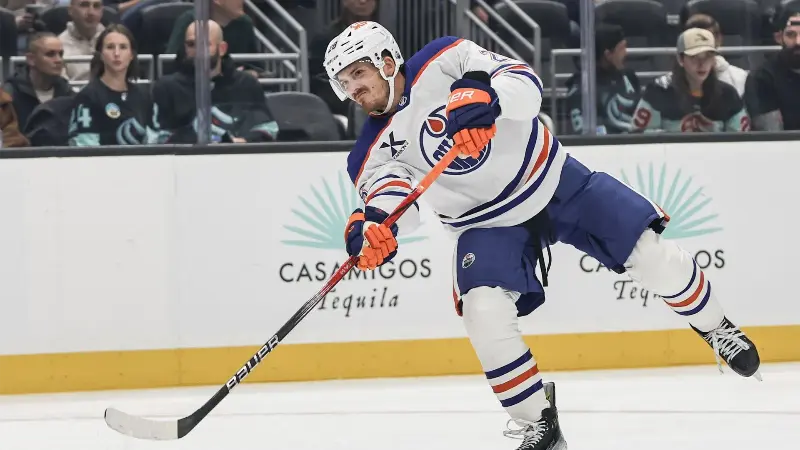 «Нам очень повезло, что он у нас есть», - главный тренер «Эдмонтон Ойлерз» восторженно отозвался о позднем подписании Джека Рословика, который принёс команде две победы подряд в овертайме.