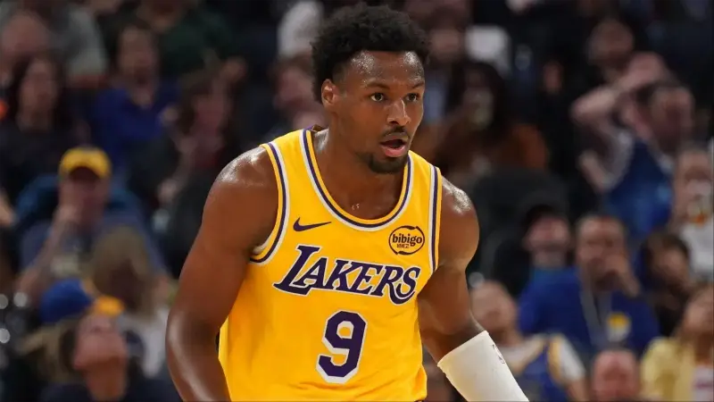 «Он был одним из лучших на площадке», - звезда «Лейкерс» с контрактом на 53,8 млн долларов отказался критиковать Бронни Джеймса, несмотря на его провальное выступление в предсезонном матче.