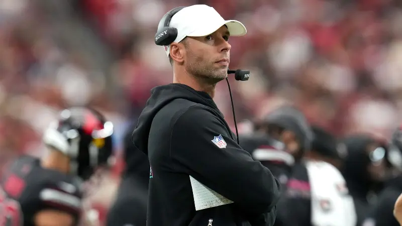 «Владелец лишил его мужского достоинства», - руководитель клуба НФЛ раскритиковал реакцию Майкла Бидвилла на извинения главного тренера «Кардиналс» Джонатана Гэннона за то, что тот ударил Эмари Демеркадо.