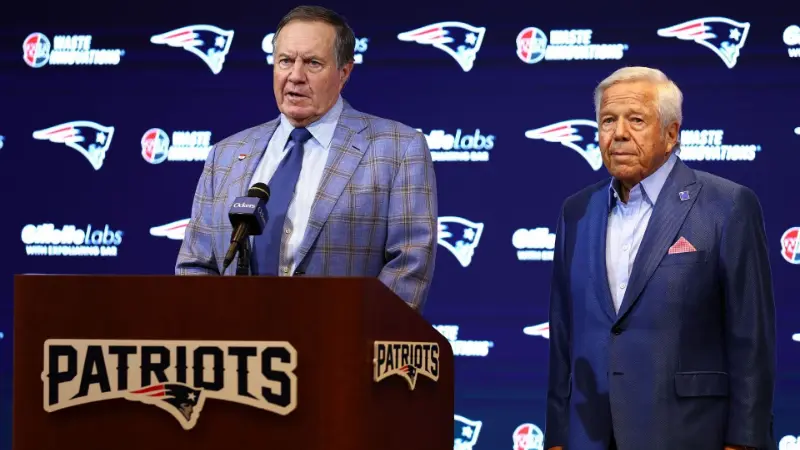 Владелец «Пэтриотс» Роберт Крафт отложил в сторону личные разногласия, чтобы поддержать Билла Беличика, которого сенсационно не включили в Зал славы с первой попытки.