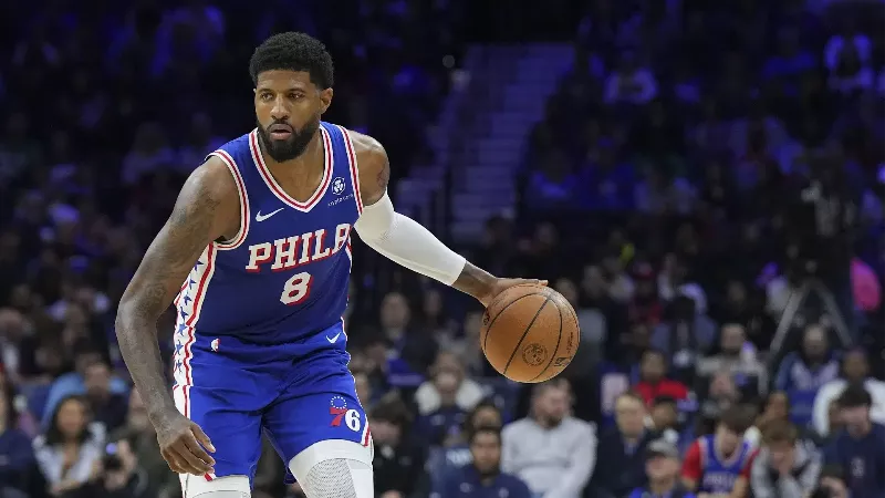 Обновление по травме Пола Джорджа: инсайдер НБА поделился последней информацией о состоянии колена звезды «Филадельфия Сиксерс» и предполагаемыми сроками его отсутствия в составе.