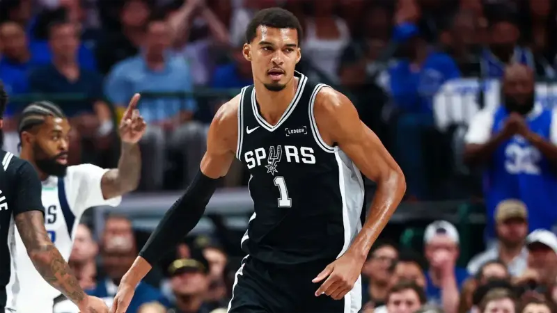 «Заплатите Вемби 1 миллиард на 5 лет. Всё НАЛИЧНЫМИ», — бывший чемпион НБА потрясён невероятным дебютом Виктора Вембаньямы в сезоне.