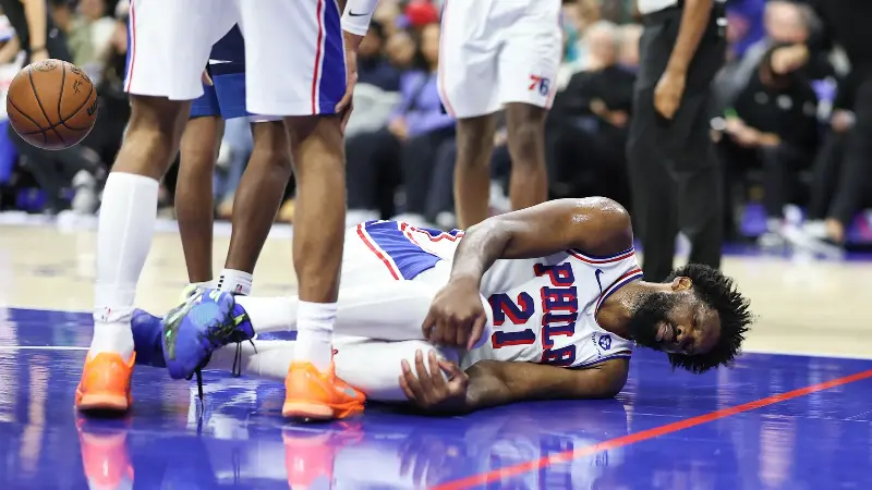 Отчёт о травмах «Филадельфии Севенти Сиксерс»: последняя информация о готовности Джоэла Эмбиида и Ви Джея Эджкомба к игре, в то время как 3 звезды пропустят матч против «Хорнетс».