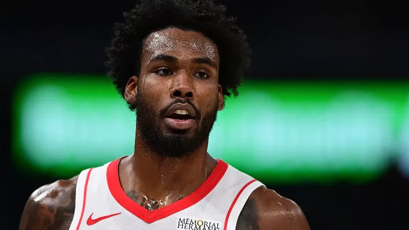 Стартовый игрок «Хьюстон Рокетс» Тари Исон оказался в центре внимания после инцидента с болельщиком в матче против «Сакраменто Кингз», который едва не привел к драке.