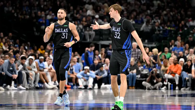 «Малой хорош»: Клей Томпсон и лёгкий форвард с контрактом на 9 000 000 долларов осыпали Купера Флэгга похвалами после того, как новичок «Маверикс» доказал неправоту скептиков, выдав лучший матч в карьере.