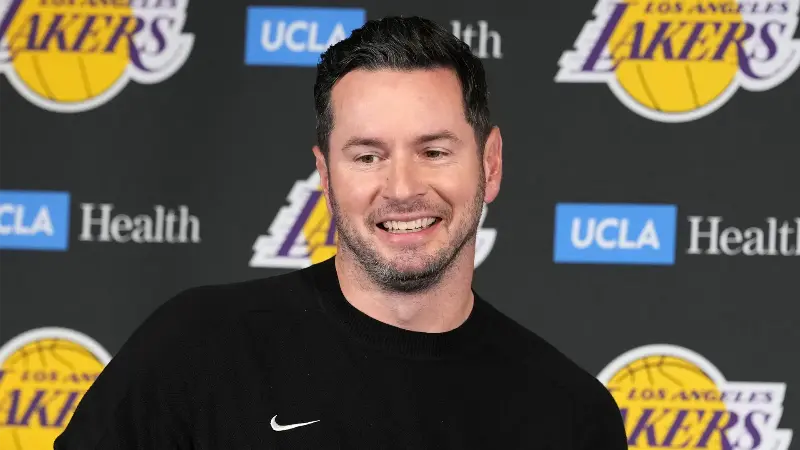 «Здесь это слово лучше не использовать», - главный тренер «Лейкерс» Джей Джей Редик тонко высмеял скандал с «поблажками» Криса Пола в «Клипперс».