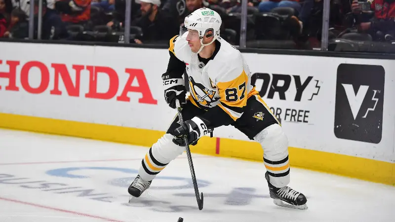 Сидни Кросби отверг сравнения с Уэйном Гретцки и Марком Мессье, которые проводятся по мере того, как он приближается к историческому рубежу в НХЛ.