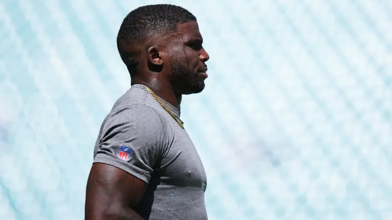 «Этот парень разводится, да еще и его квотербек — полный отстой», - бывший одноклубник Тома Брэди считает, что Тайрика Хилла нужно обменять из «Майами Долфинс» ради его же результативности.