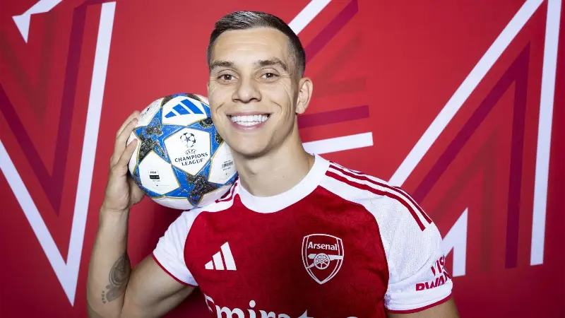 Леандро Троссард прокомментировал летние слухи о своем возможном уходе из «Арсенала», ответив на прямой вопрос о смене клуба уклончивой фразой: «Подобные слухи появляются постоянно».