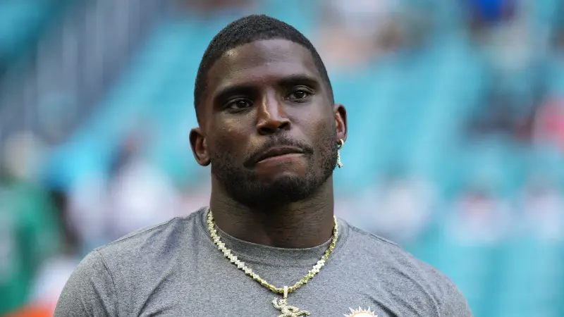 Обмен Тайрика Хилла: Адам Шефтер поделился интригующими новостями о будущем ресивера «Долфинс» в «Майами».