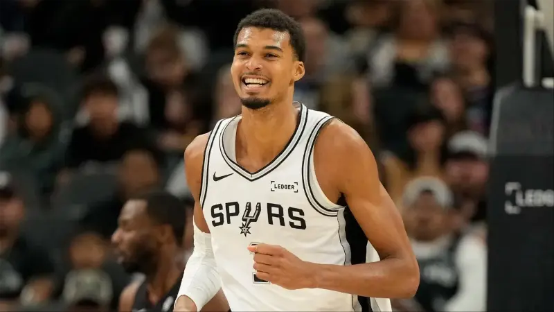 Информация о травме Виктора Вембаньямы: тренер «Спёрс» послал тревожный сигнал «Лейкерс», раскрыв намерение французской суперзвезды срочно вернуться в игру.