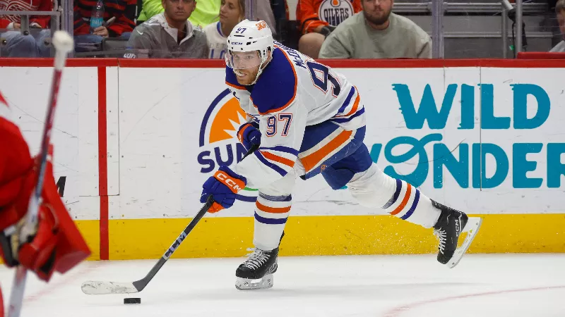 Коннор Макдэвид вернулся на лёд и начал кататься, восстанавливаясь после травмы голеностопа.