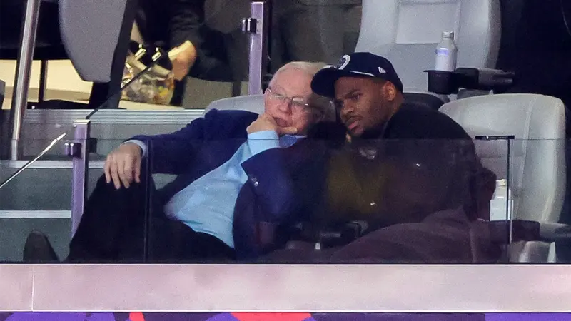 «Мы не собираемся устраивать ему парад», - Кэм Ньютон ясно высказался по поводу отсутствия Джерри Джонса на чествовании Майки Парсонса во время возвращения бывшего лайнбекера «Ковбойс» в Даллас.