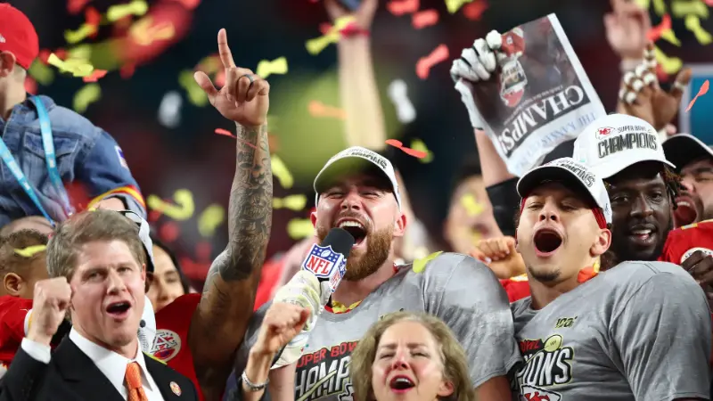 «Мы стараемся проявить уважение», - Кларк Хант четко обозначил позицию по поводу будущего Трэвиса Келси на фоне снижения показателей тайт-энда «Чифс» в сезоне НФЛ 2025 года.