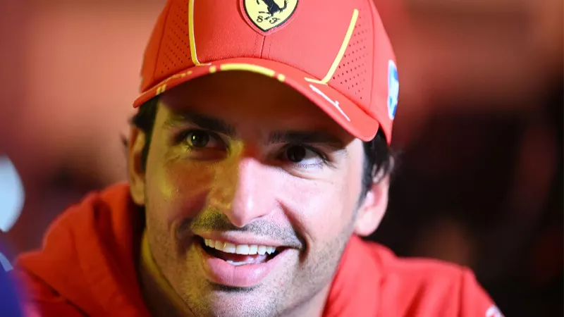 «Мы оба хотим побеждать», - Карлос Сайнс размышляет о взаимоотношениях с Шарлем Леклером в Ferrari