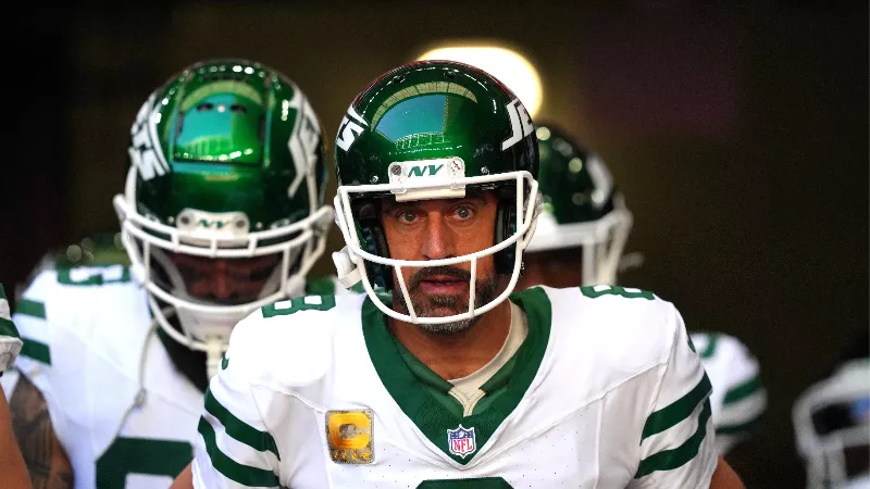 «Вы призывали к терпению, когда Сале был уволен?», – Майк Флорио критикует Аарона Роджерса после того, как четырёхкратный MVP выразил обеспокоенность по поводу ситуации с тренерами