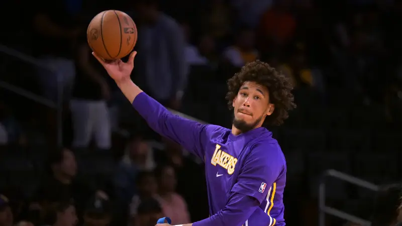 Что случилось с Джэксоном Хейзом? Последняя информация о травме: 7-футовый центровой «Лейкерс» получил повреждение за четыре дня до матча-открытия.