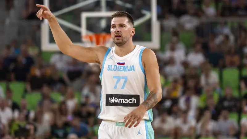 Что случилось с Лукой Дончичем? Словенская звезда получила травму в результате жёсткого столкновения и отправилась в раздевалку.