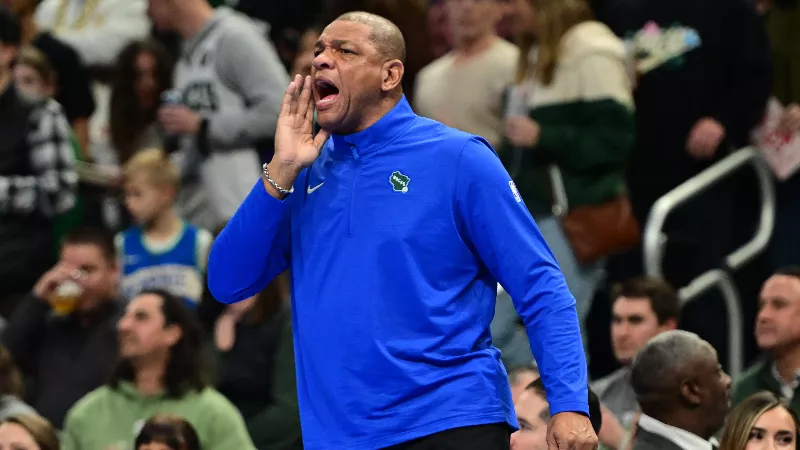 «Какой у нас счёт?», — Док Риверс воодушевляет игроков после того, как защита «Милуоки Бакс» задавила «Майами Хит» в матче турнира NBA Cup.