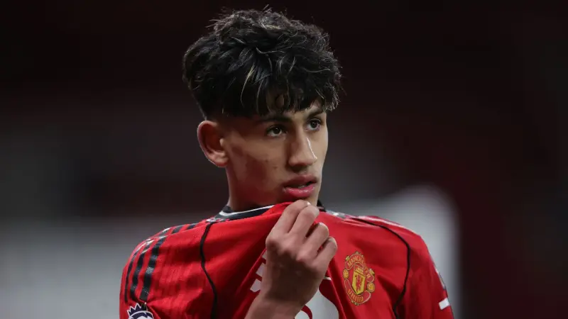 Почему таланту «Манчестер Юнайтед» Джей-Джею Гэбриелу не разрешено дебютировать в Премьер-лиге в этом сезоне, несмотря на блестящую игру на молодежном уровне?