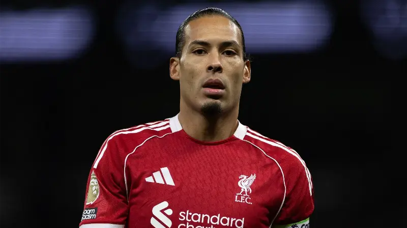 «Я бы выбрал его, а не Вирджила ван Дейка, с вероятностью 100%», — бывшая звезда Премьер-лиги объяснил, почему легенда «Манчестер Юнайтед» на уровень выше капитана «Ливерпуля».