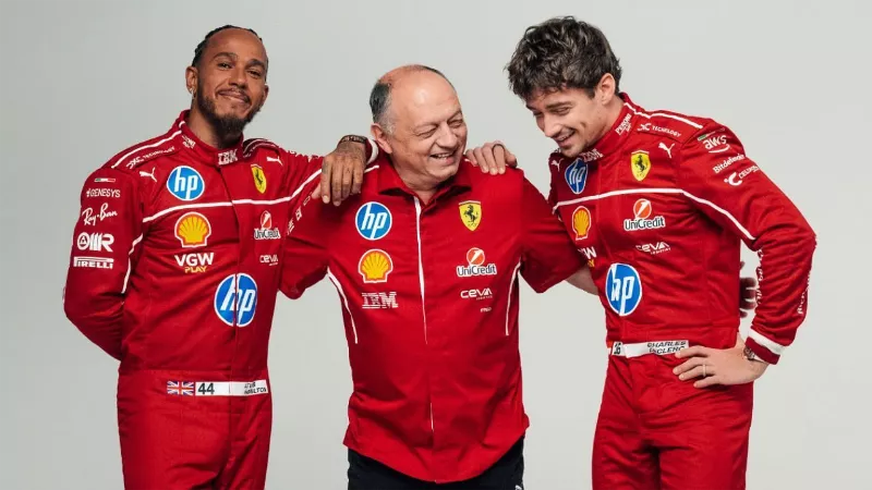«Можно немного улыбнуться, а?», - Ferrari делится трогательным моментом между Фредом Вассёром, Льюисом Хэмилтоном и Шарлем Леклером.