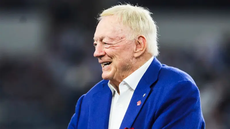 «Вы буквально не сможете найти DVD с записью их Супербоула», - аналитик НФЛ призывает Джерри Джонса продать «Ковбойз» на фоне шокирующей статистики команды в плей-офф.