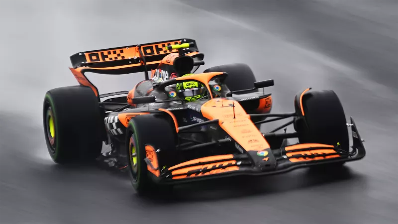 Норрис опередил Расселла и Цуноду, завоевав поул в Сан-Паулу на фоне пяти красных флагов в напряженной квалификации, прошедшей под дождем.